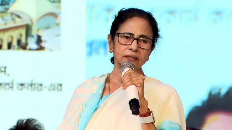 बंगाल में प्रसाद पॉलिटिक्‍स…ममता एक तो बीजेपी ने बढ़ा दिए दो कदम, हिन्‍दू वोट बैंक को साधने का नया दांव