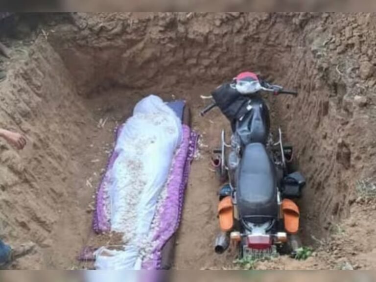कब्र में एक तरफ रखा बेटे का शव, बगल में बुलेट, फिर दोनों को एक साथ दफना दिया…आखिर क्यों किया ऐसा?