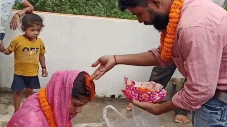 चाची हुई भतीजे की दिवानी, पति के सामने मंदिर में आशिक से रचाई शादी