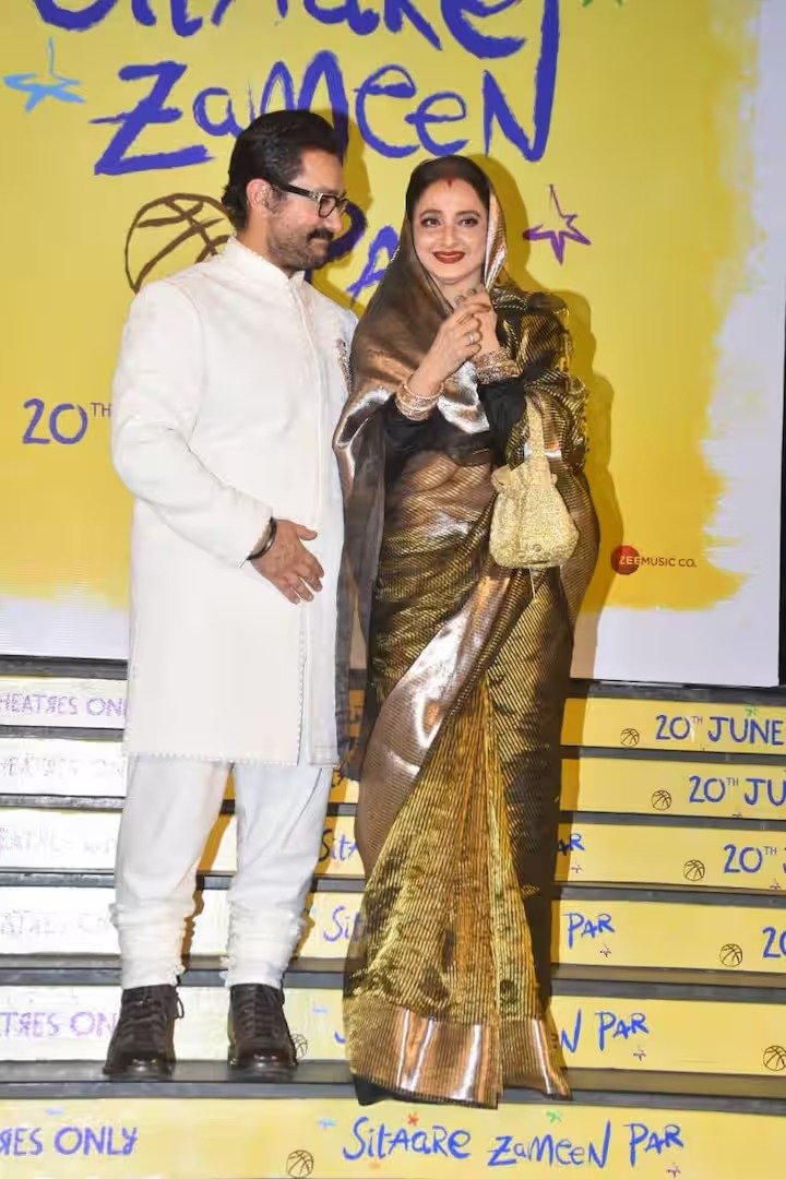 सिर पर पल्लू रखकर रेखा ने आमिर खान के साथ दिया पोज, फैंस बोले- ‘एवरग्रीन ब्यूटी’
