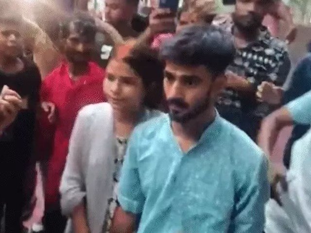 प्यार से मिलाया फोन, कहा- जानू, जल्दी आओ… झट पहुंचा मिलने, लगी प्रेमिका चीखने चिल्लाने, फिर बन गई पत्नी