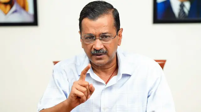 अवैध झुग्‍ग‍ियों पर चला बुलडोजर तो केजरीवाल को क्‍यों चुभा, जो पंजाब छोड़ पूरी पलटन के साथ दिल्‍ली के दंगल में उतरे