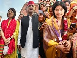 सपा का महिलाओं पर फोकस, डिंपल को आगे कर अखिलेश ने चल दिया बड़ा दांव
