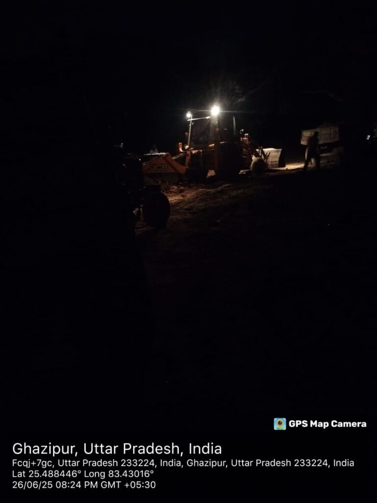 गाजीपुर:  DM साहब एक नजर इधर भी! करंडा ब्लॉक के सुआपुर में मनरेगा के नाम पर बड़ा फर्जीवाड़ा, रात में जेसीबी से खुदाई –दिन में मजदूरों की फर्जी हाजिरी!