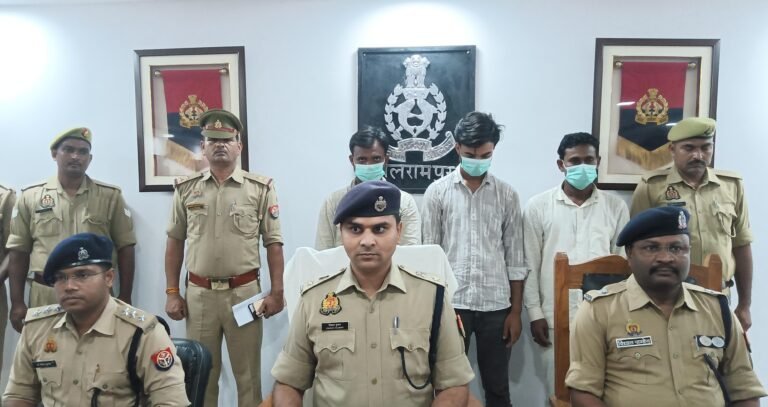बलरामपुर पुलिस ने छेड़खानी के झूठे आरोप में बंधक बनाकर उगाही करने वाले तीन आरोपियों को गिरफ्तार किया