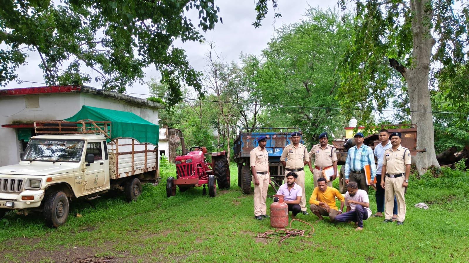 गुरुर : ट्राली चोरी करने वाले एक नाबालिक सहित 03 आरोपीयों को गुरूर पुलिस ने पकड़ा