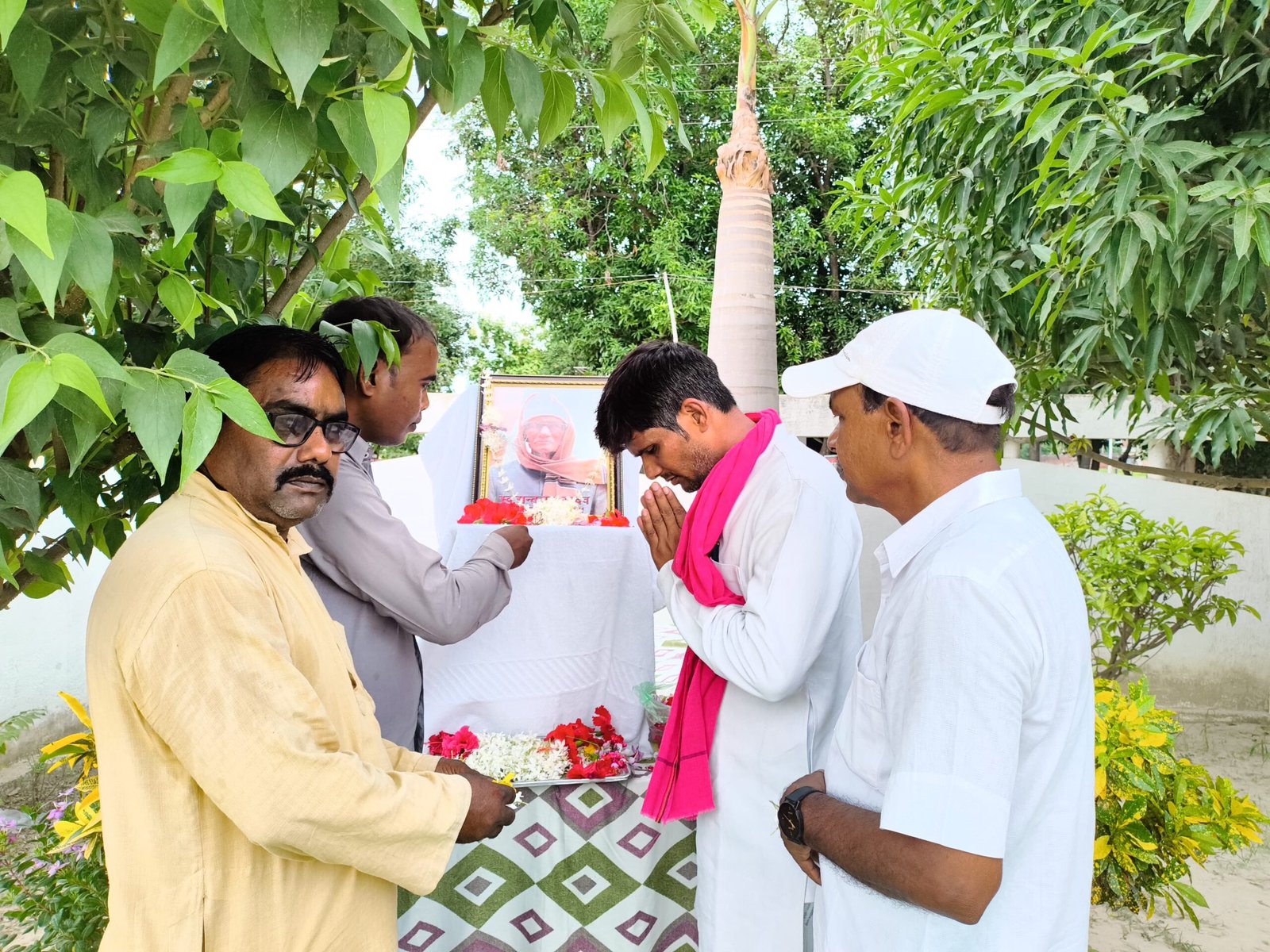 अंबेडकर नगर : संतराम यादव की पुण्यतिथि पर समाजवादी के नेता ने किया वृक्षारोपण
