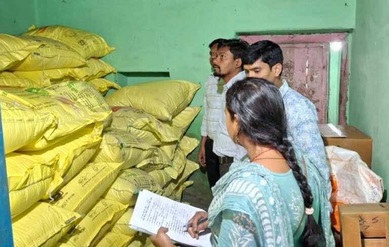 गुरुर : उर्वरक वितरण में अनियमितता पर कार्रवाई: 6 कृषि केन्द्रों को नोटिस, 1 पर विक्रय प्रतिबंध
